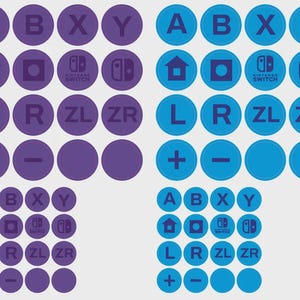 Puede incluir: Una colección de pegatinas circulares moradas y azules con iconos y letras de botones de mando de Nintendo Switch. Las pegatinas incluyen las letras A, B, X, Y y símbolos para el botón de inicio, menos, más, L, R, ZL y ZR.