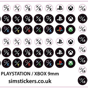 Può includere: Foglio di adesivi per pulsanti del controller PlayStation e Xbox da 9 mm. Ogni adesivo è un cerchio nero con simboli bianchi e accenti colorati. Testo: PLAYSTATION / XBOX 9mm e simstickers.co.uk.