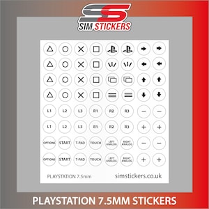 Peut inclure: Une feuille d'autocollants blancs avec des symboles noirs de boutons de manette de jeu PlayStation. Les symboles comprennent les boutons directionnels standard, triangle, cercle, croix, carré et le logo PlayStation. Il y a aussi des autocollants pour L1, L2, L3, R1, R2, R3, Start, Options, Touch, T-Pad et Analogique gauche et droite. Les autocollants ont un diamètre de 7,5 mm. Le texte "PLAYSTATION 7.5mm" et "simstickers.co.uk" sont imprimés en bas de la feuille.
