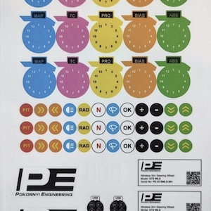 Könnte beinhalten: Ein Bogen mit Aufklebern für Rennsimulatoren mit Zifferblättern mit den Bezeichnungen MAP, TC, PRO, BIAS und ABS in verschiedenen Farben. Zusätzliche Aufkleber enthalten Symbole und das Logo "Pokornyi Engineering" sowie Text für ein kabelloses Sim-Lenkrad.