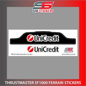 Pode incluir: Um autocolante branco com o logótipo UniCredit a preto e vermelho, e o texto "UniCredit". O autocolante também inclui o texto "TM SF1000 Hamilton Ferrari" e "simstickers.co.uk". A parte superior do autocolante é preta.