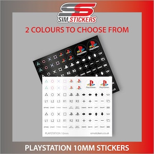 Op de afbeelding: Een set van 10 mm PlayStation-controller stickers in twee kleuren: zwart en wit. De stickers bevatten het PlayStation-logo, richtingknoppen en andere controller symbolen.