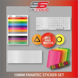 Peut inclure: Un ensemble d'autocollants Fanatec de 10 mm pour personnaliser les équipements de jeu. L'ensemble comprend une variété de couleurs, de formes et de symboles, y compris une option de mélange et d'association. Les autocollants sont également disponibles en couleurs fluorescentes.