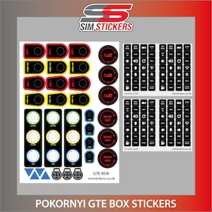 Puede incluir: Un conjunto de pegatinas en blanco y negro para una caja Pokorny GTE. Las pegatinas presentan varias etiquetas, incluyendo "Inicio", "IGN", "Freno Bias" y "Mezcla de combustible". Las pegatinas están diseñadas para su uso con un simulador de carreras.