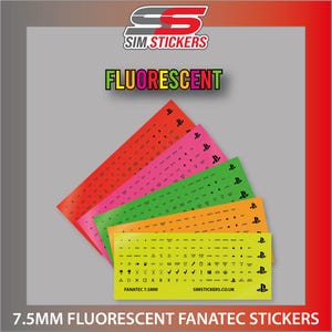 Könnte beinhalten: Fluoreszierende Fanatec-Aufkleber in Rot, Pink, Grün, Orange und Gelb. Die Aufkleber haben schwarze Symbole und Text, einschließlich des PlayStation-Logos und des Textes "FANATEC 7.5MM". Das Bild enthält auch den Text "SIM STICKERS" und "FLUORESCENT".