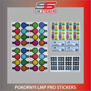 Op de afbeelding: Een set kleurrijke ronde stickers met nummers en letters, samen met zwart-witte stickers met symbolen, voor gebruik met een race simulator. De stickers zijn gelabeld "Pokorny LMP Pro Stickers".