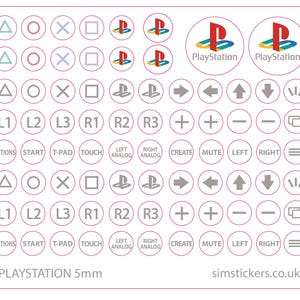 Pode incluir: Uma folha de autocolantes de botões de comando PlayStation. Os autocolantes incluem o logótipo PlayStation, setas direcionais e símbolos como círculo, cruz, quadrado e triângulo. Texto: "PLAYSTATION 5mm" e endereço do site.