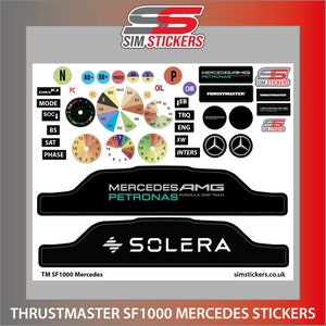 Op de afbeelding: Een set stickers voor het Thrustmaster SF1000 Mercedes race stuur. De stickers bevatten het logo van het Formule 1-team Mercedes AMG Petronas, het Thrustmaster-logo en verschillende andere logo's en afbeeldingen. De stickers zijn ontworpen om te worden aangebracht op het stuur, de knoppen en andere delen van het race stuur.