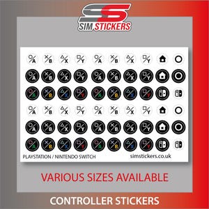 Puede incluir: Una hoja de pegatinas circulares para mandos con símbolos de botones de PlayStation y Nintendo Switch. Las pegatinas incluyen diseños en blanco y negro, así como iconos de colores para los botones A, B, X e Y. La hoja muestra el texto SIM STICKERS, PLAYSTATION / NINTENDO SWITCH y simstickers.co.uk.