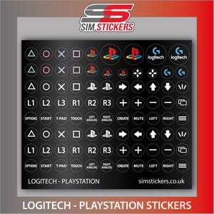 Op de afbeelding: Een set zwarte en witte PlayStation-controller stickers voor Logitech-controllers. De stickers bevatten het PlayStation-logo, richtingspijlen en verschillende knoppen symbolen. De stickers zijn gerangschikt in rijen op een zwarte achtergrond.