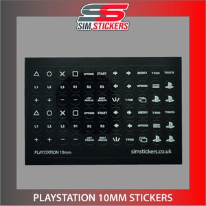 Peut inclure: Une feuille d'autocollants en vinyle noir avec des lettres et des symboles blancs pour une manette Playstation. Les autocollants comprennent des symboles pour le pavé directionnel, les boutons de face, les boutons d'épaule et d'autres boutons. La feuille comprend également le texte "PLAYSTATION 10mm" et "simstickers.co.uk".