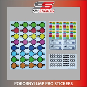 Könnte beinhalten: Ein Satz bunter runder Aufkleber mit verschiedenen Textbeschriftungen, darunter "ABS", "SLIP", "REG", "DEP", "VOL", "MODE", "BIAS", "MIX", "MAP", "TC" und "WDC". Die Aufkleber sind in Reihen auf einem hellblauen Hintergrund angeordnet. Der Text "SIM STICKERS" ist oben im Bild in Rot und Weiß. Der Text "POKORNYI LMP PRO STICKERS" befindet sich unten im Bild.