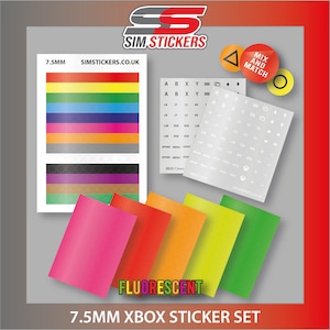 Puede incluir: Un conjunto de pegatinas fluorescentes para mando Xbox de 7,5 mm. El conjunto incluye cinco hojas de pegatinas en rosa, rojo, naranja, amarillo y verde. Las pegatinas presentan varios símbolos y letras, incluyendo A, B, X, Y, LB, LT, RB, RT, Start, Menu, y más.