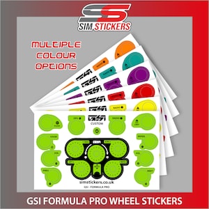 Può includere: Un gruppo di adesivi per volante GSI Formula Pro in vari colori, tra cui verde, arancione, viola e rosso. Gli adesivi presentano etichette come "RADIO", "PIT LIMIT" e "WIPER". È visibile anche il testo "MULTIPLE COLOUR OPTIONS".