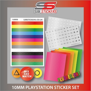 Puede incluir: Un juego de pegatinas de PlayStation de 10 mm con varios colores, incluyendo un degradado arcoíris y hojas fluorescentes. El juego incluye símbolos de mando y texto. El texto "SIM STICKERS" y "SIMSTICKERS.CO.UK" son visibles.