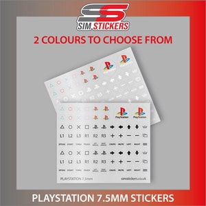 Op de afbeelding: Twee vellen met Playstation-controller-knop stickers in wit met zwarte letters. Het bovenste vel heeft een roze en blauwe kleurstelling en het onderste vel heeft een witte en zwarte kleurstelling. De stickers bevatten het Playstation-logo, richtingknoppen en knopetiketten zoals L1, L2, R1, R2, Options, Start, T-Pad, Touch, Create, Mute, Left, Right, en meer. De tekst onderaan de afbeelding luidt "PLAYSTATION 7.5mm" en "simstickers.co.uk".