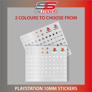 Puede incluir: Dos hojas de pegatinas PlayStation de 10 mm. Las pegatinas presentan varios símbolos de mando de PlayStation y el logotipo de PlayStation en varios colores. El texto "2 COLOURS TO CHOOSE FROM" está en la parte superior. El texto "PLAYSTATION 10MM STICKERS" está en la parte inferior.