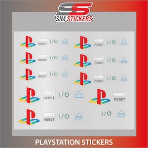 Könnte beinhalten: Ein Bogen mit Vinyl-Aufklebern, die das klassische mehrfarbige PlayStation-Logo sowie einzelne Beschriftungen für Reset-, Power- und Auswurffunktionen zeigen. Oben steht der Text SIM STICKERS und unten PLAYSTATION STICKERS auf dem Bogen.