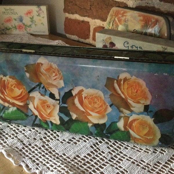 Vintage 1950s biscuit tin - lovely floral design