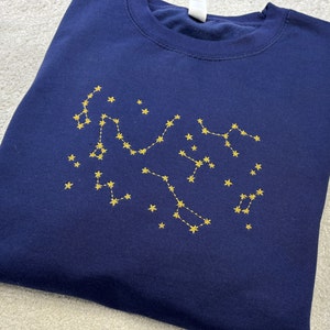 Sweatshirt brodé constellation d'étoiles, cadeau vêtement signe astrologique, cadeau espace infini astrologie, pull à capuche loungewear confortable