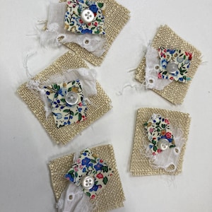 5 Blümchen aus weißen und cremefarbenen Stoffschnipseln.  Langsam genähte recycelte Stoffschnipsel, Verzierungen, Dekorationen.