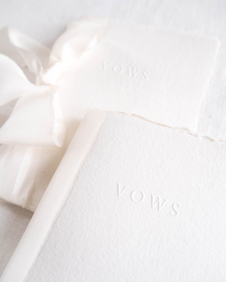 Geloften boekjes, set van 2 Vow Books Off-white Handgeschept Papier met Blindpress Zijden Lint afbeelding 1