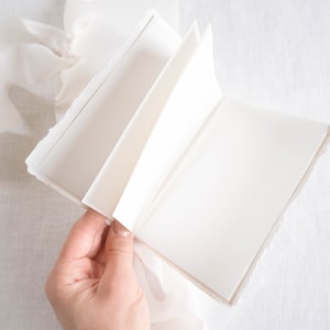 Geloften boekjes, set van 2 Vow Books Off-white Handgeschept Papier met Blindpress Zijden Lint afbeelding 3