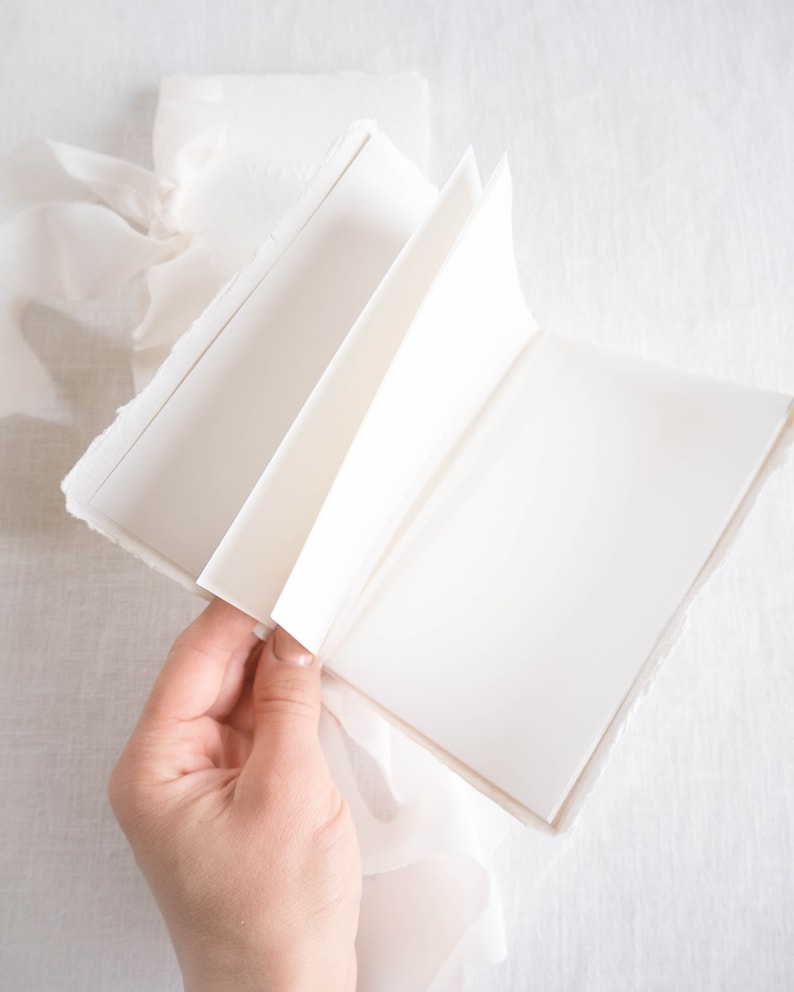 Geloften boekjes, set van 2 Vow Books Off-white Handgeschept Papier met Blindpress Zijden Lint afbeelding 3