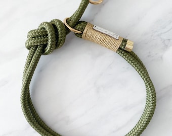 Op de afbeelding: Een groene touw sleutelhanger met een gouden metalen ring en een gouden metalen label met de tekst "made & well".