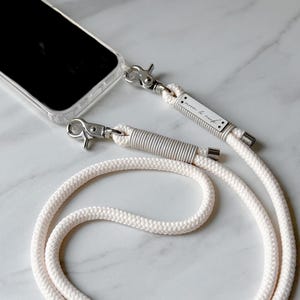 Chaîne pour téléphone portable « Bright » en crème avec mousqueton argenté et étui pour téléphone portable assorti disponible - moon&neck