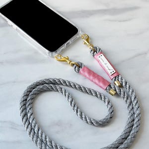 Chaîne de téléphone portable grise avec mousqueton doré et emballage rose et étui de téléphone portable avec œillets iPhone, Samsung, Huawei, Google, Xiaomi