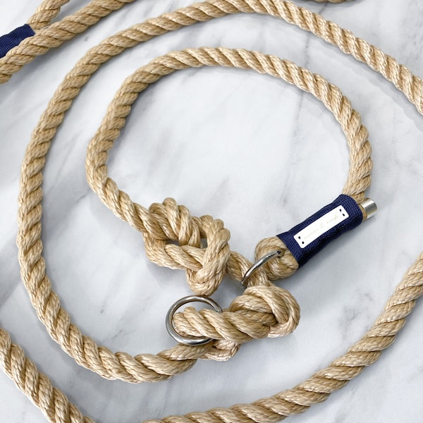 Moxon-riem | Retrieverriem “Sandy” gemaakt van beige gedraaid touw met donkerblauwe omwikkeling en zilveren karabijnhaak - diverse maten