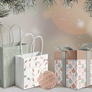 Puede incluir: Bolsas de regalo con tem&aacute;tica navide&ntilde;a y un regalo envuelto. Las bolsas presentan patrones de &aacute;rboles de Navidad y luces de cadena. El regalo est&aacute; envuelto en papel con adornos y atado con una cinta. Tambi&eacute;n hay un adorno redondo con el texto "hohoho".