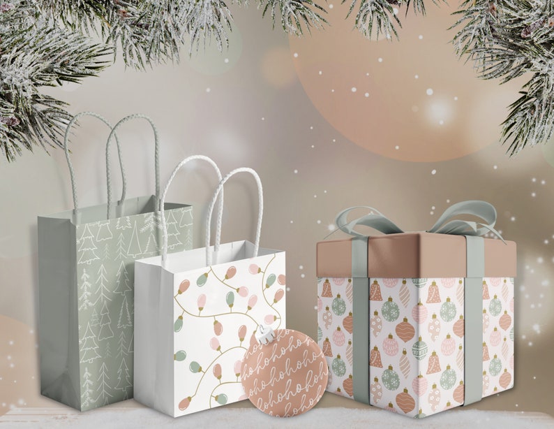 Puede incluir: Bolsas de regalo con tem&aacute;tica navide&ntilde;a y un regalo envuelto. Las bolsas presentan patrones de &aacute;rboles de Navidad y luces de cadena. El regalo est&aacute; envuelto en papel con adornos y atado con una cinta. Tambi&eacute;n hay un adorno redondo con el texto "hohoho".