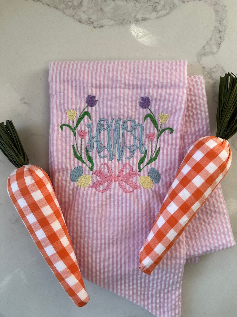 Monogrammerad påskkorgsrosett, personlig påskkorgsskärp, broderad kaninkorgsrosett, monogrammerad seersucker-påskrosett bild 3