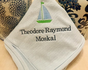 Personlig babyfilt, stickad barnvagnsfilt med monogram, broderad babyfilt, välkomstpresent, babyshowerpresent