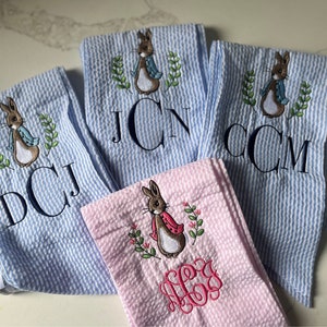 Monogrammerad påskkorgsrosett, personlig påskkorgsskärp, broderad kaninkorgsrosett, monogrammerad seersucker-påskrosett bild 4