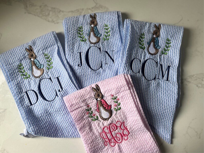 Monogrammerad påskkorgsrosett, personlig påskkorgsskärp, broderad kaninkorgsrosett, monogrammerad seersucker-påskrosett bild 4