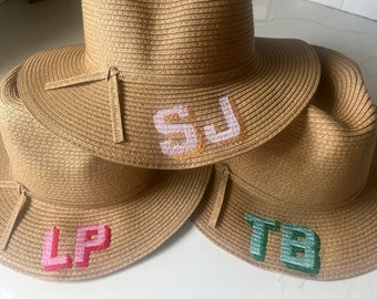 Chapeau de paille monogramme, chapeau de plage personnalisé, chapeau fedora en paille brodé, chapeau monogramme deux ombres initiales, cadeau EVJF, cadeau enseignant