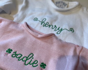 Maglione lavorato a maglia con trifoglio monogrammato: outfit personalizzato per il giorno di San Patrizio