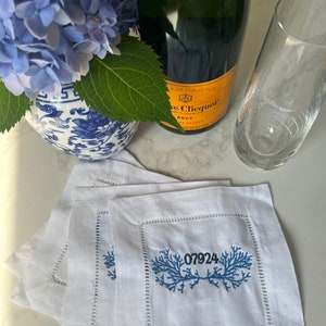 Monogramowane haftowane lniane serwetki koktajlowe, lniane serwetki do napojów, serwetki do wózków barowych, haftowany prezent dla gospodyni, monogramowany prezent na parapetówkę