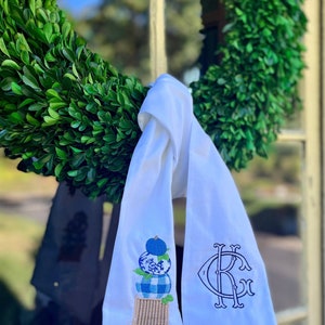 Monogrammierte Kürbiskranz-Schärpe, personalisierte Herbstkranz-Schärpe, bestickte Kranzschärpe, Monogrammkranz, Herbst-Chinoiserie-Kürbisschärpe