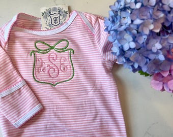 Monogram babyoutfit, personlig coming home outfit, personlig babypresent, monogram babyklänning, present till nyfödd, homecoming outfit