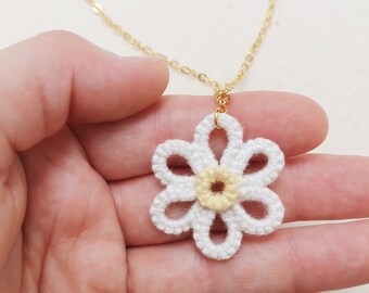 White daisy pendant, cute daisy necklace, white flower jewellery, floral necklace, tatting lace, handmade cotton lace, anniversary gift