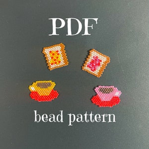 以下が含まれることがあります： コーヒーカップ、ピンクのジャムトースト、黄色のジャムトースト、赤い受け皿付きのコーヒーカップの4つのビーズパターン。パターン下に「PDF bead pattern」のテキストがあります。