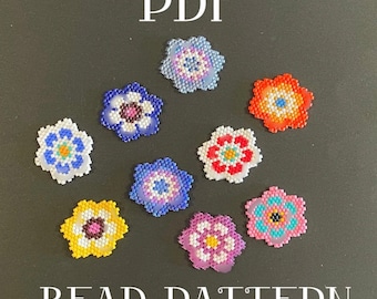 以下が含まれることがあります： 8つのカラフルな花のデザインのPDFビーズパターン。各花はシードビーズで作られており、異なる色の組み合わせになっています。