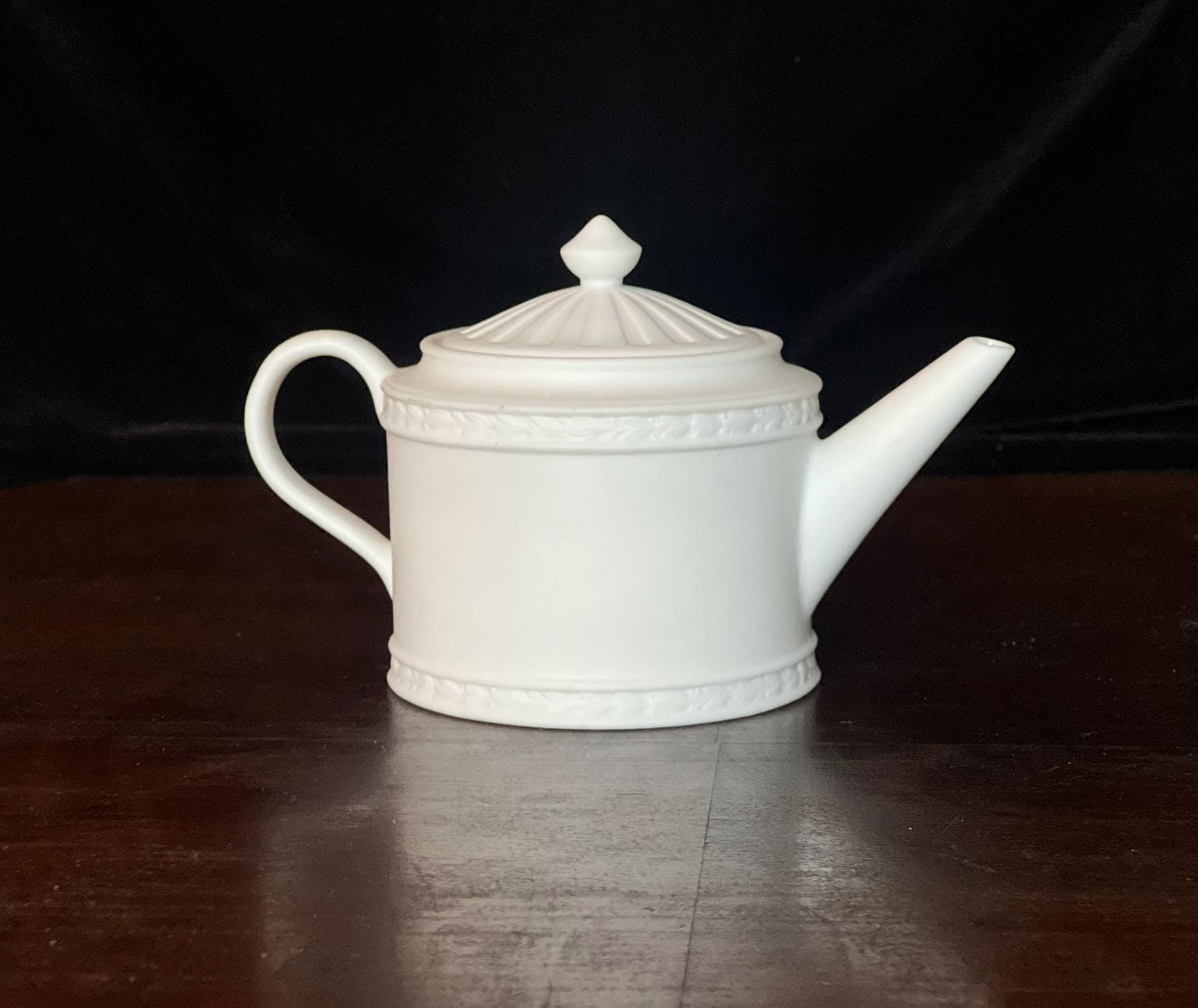 ★ウェッジウッド　★ティーポット型　キャンドル　ミューズ　白蝋燭 ウェッジウッド ホワイト 9 時磁器ティーポット ソイキャンドル | 希少