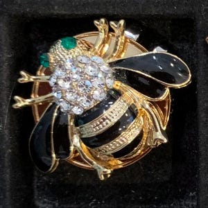 Playing golf ball marker with magnetic hat clip – Bee