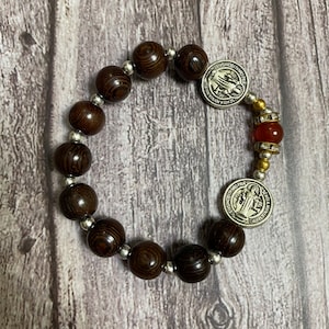 Schwarzes Naturholz katholisches Armband mit roten Edelsteinperlen, katholisches Geschenk, heiliges Armband, betendes Armband, Holzarmband, Krippenarmband