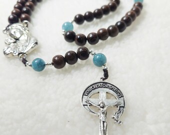 Rosario católico con cuentas de madera de ciprés verde y negro de 8 mm, figura del Padre Nuestro con piedra esmeralda, crucifijo de 4 cm y medalla de la Virgen María de 3,8 cm.